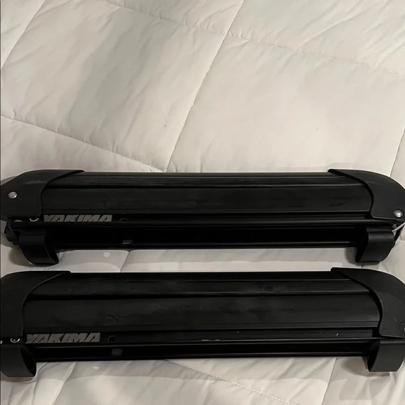 Pair of Yakima Roof Racks for Skis / Snowboard - Picture 1 of 5